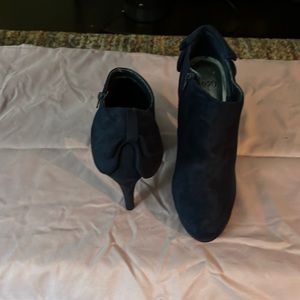 Impo Velvet Navy Booties Bow Detail on Back Sz 10M